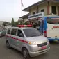 Ambulans bersiap membawa korban tewas bus maut dari RS Bhayangkara, Semarang. (Liputan6.com/Edhie Prayitno Ige)