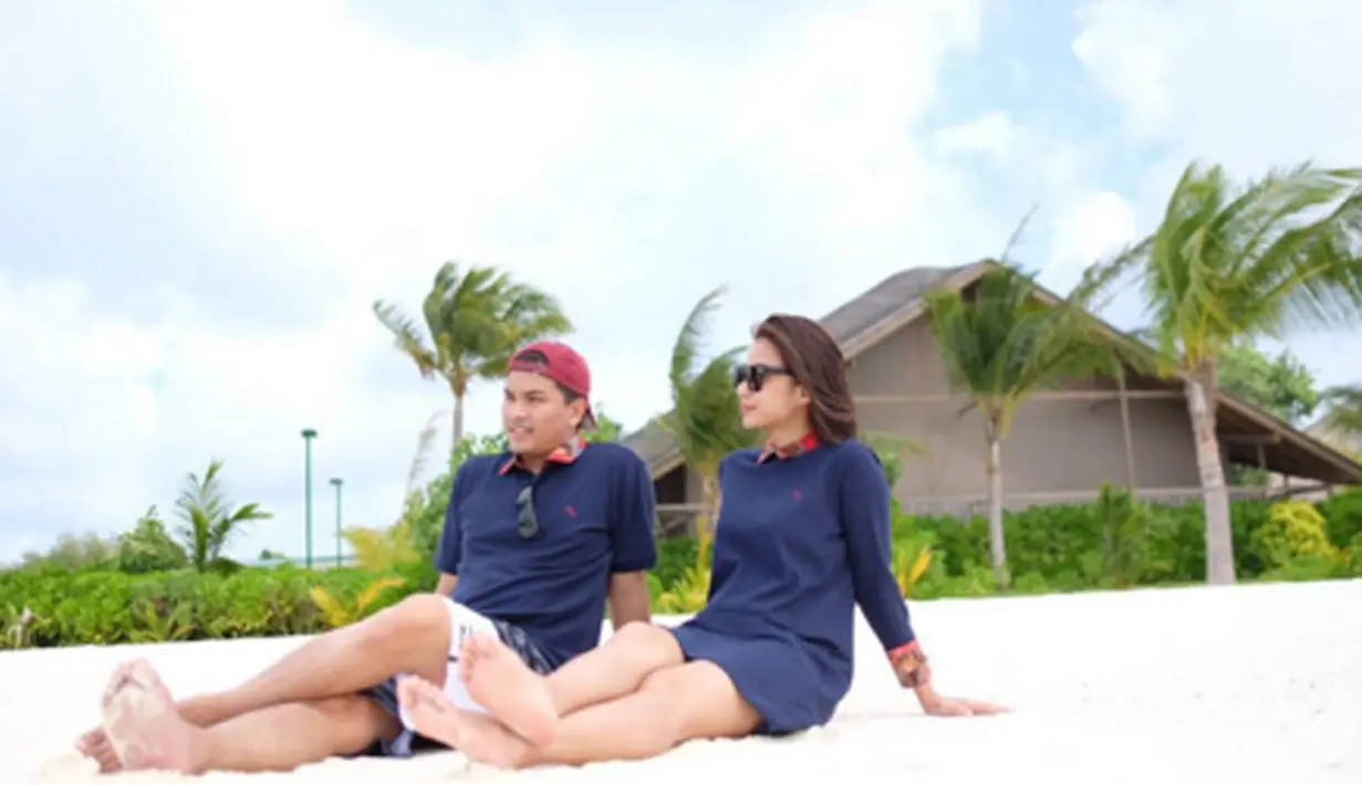 Kompak dalam busana berwarna biru, pasangan yang kerap membuat iri ini tengah menikmati suasana pantai. (via instagram/@glennalinskie)