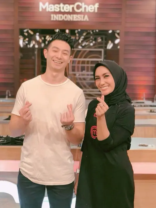 Memen keceriaan Mama Lita bersama dengan Chef Reynold dalam ajang MasterChef Indonesia (Liputan6.com/IG/yulitamci5)
