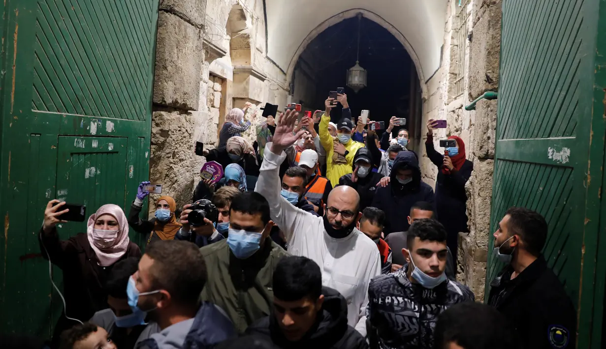 Muslim Palestina masuk untuk beribadah di kompleks masjid al-Aqsa, situs paling suci ketiga bagi Islam, di Yerusalem, Minggu (31/5/2020). Kompleks masjid Al-Aqsa kembali dibuka hari ini, Minggu (31/5) setelah ditutup dua bulan sebagai bagian upaya memutus penularan virus corona (Ahmad GHARABLI/AFP)