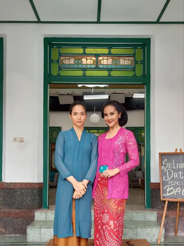 Maudy Koesnaedi dan Putri Marino. (Foto: Twitter @RobertRonny)