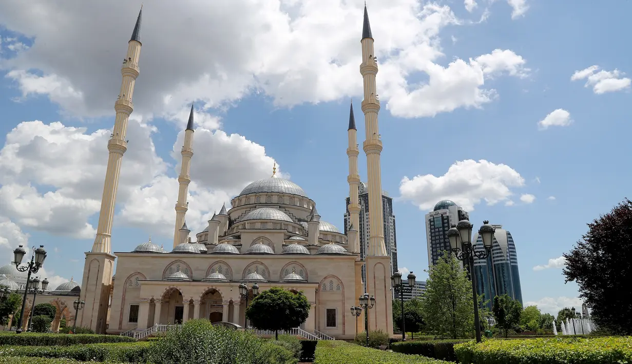 Pemandangan Masjid Akhmad Kadyrov di alun-alun Kota Grozny, pusat ibu kota Chechnya, 9 Juni 2018. Di Eropa, masjid yang dijuluki “Heart of Chechnya” ini telah mengukuhkan diri sebagai masjid terbesar yang ada di Benua Biru. (AFP PHOTO/KARIM JAAFAR)