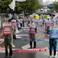 Anggota Konfederasi Serikat Pekerja Korea menggelar unjuk rasa May Day menuntut kondisi kerja yang lebih baik dan memperluas hak-hak buruh di Seoul, Korea Selatan, pada Sabtu (1/5/2021). Tanda-tanda itu berbunyi: "Mari kita selesaikan ketidaksetaraan." (AP Photo/Ahn Young-joon)