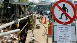 Tanda peringatan penutupan jalan terlihat terpasang di dekat proyek pembongkaran struktur baja JPO sisi barat Polda Metro Jaya, di Jalan Jenderal Sudirman, Jakarta, Senin (23/11). (Liputan6.com/Yoppy Renato)