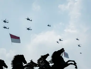 Jet tempur Rafale melakukan manuver saat atraksi udara dalam perayaan HUT ke-81 Kemerdekaan Republik Indonesia di kawasan Istana Merdeka, Jakarta, Senin (17/8/2026). Atraksi tersebut menampilkan berbagai alutsista udara, termasuk Rafale, F-16, Sukhoi, Hawk, dan Airbus A400M yang membentuk sejumlah formasi di langit Jakarta. (KLY/Budy Santoso)