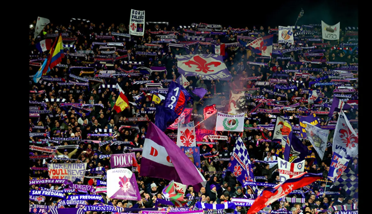 Suporter Fiorentina memberikan dukungan kepada tim kesayangan mereka di laga Liga Europa leg kedua di Stadion Artemio Franchi, Italia (26/2/2015). Fiorentina menang 2-0 atas Tottenham Hotspur. (Reuters/Carl Recine)