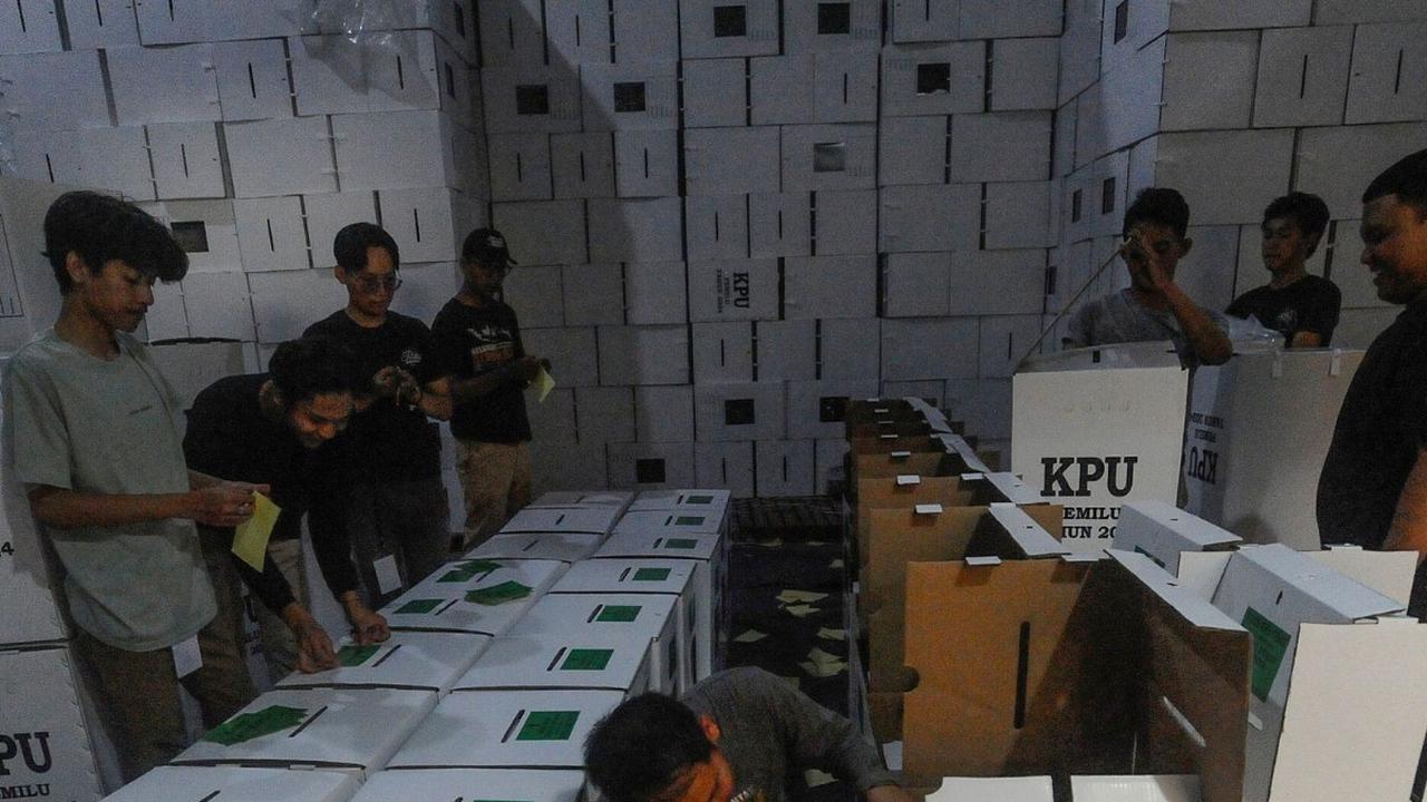 Pekerja mulai melakukan pengisian logistik pemilu ke dalam kotak suara di gudang logistik Pemilu 2024 Kota Tangerang Selatan di Serpong, Tangerang Selatan, Banten, Rabu (11/1/2024).