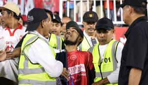 Wartawan, sekaligus CEO Halmaherapost.com, Firjal Usdek saat dipaksa keluar dari tribun Gelora Kie Raha Ternate oleh tim keamanan di pertandingan BRI Super League, Malut United vs PSM, Sabtu (7/3/2026). (Foto, halmaherapost)