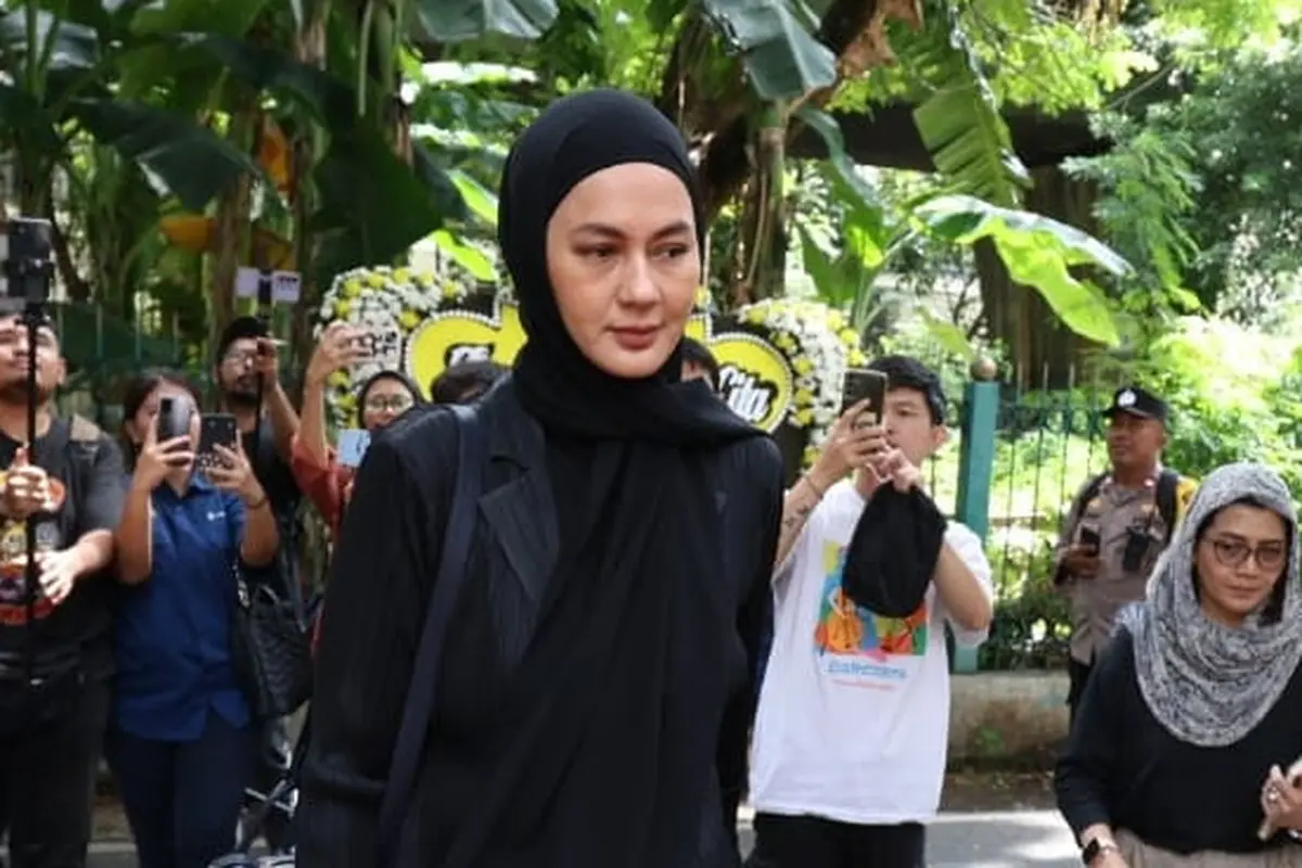 Paula Verhoeven Melayat ke Rumah Duka Mendiang Ayah Baim Wong. [Kapanlagi/Budy Santoso]