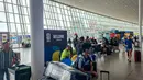 Setibanya di bandara JFK, saya tidak bisa langsung bersantai. Antrean di imigrasi sudah mengular panjang. Tetapi, saya beruntung karena proses keimigrasian berjalan smooth, tak ada pertanyaan-pertanyaan aneh, dan lima menit kemudian, saya di-approved masuk ke Amerika Serikat. (Bola.com/Hery Kurniawan)