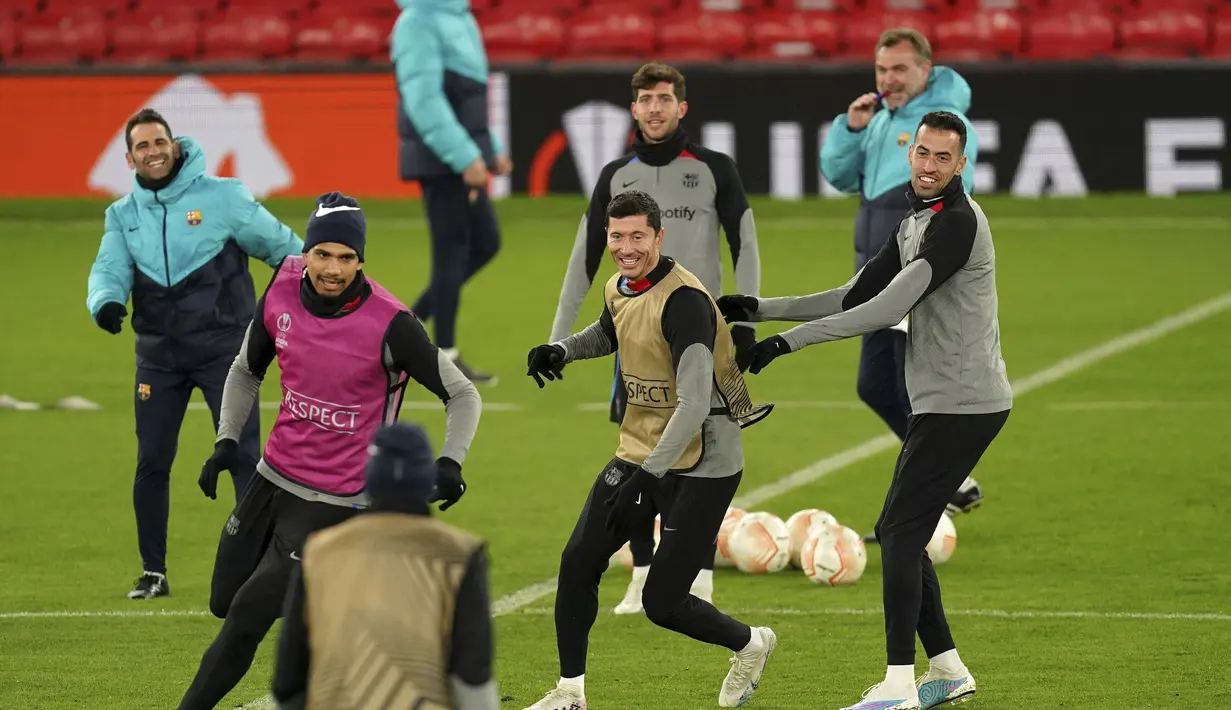 Para pemain Barcelona saat mengikuti sesi latihan tim di Old Trafford, Manchester, Inggris, Rabu 22 Februari 2023. Barcelona akan menghadapi Manchester United pada leg kedua leg kedua play-off Liga Europa. (Martin Rickett/PA via AP)