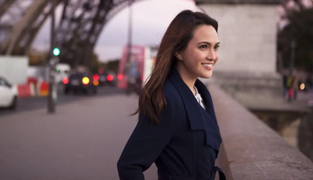 Wanita 4 tahun ini memang dikenal sebagai salah satu selebriti yang punya gaya penampilan menarik. Dirinya selalu cocok dengan gaya busana apapun. Ibu satu anak itu justru terlihat semakin menawan dengan outfit hitam.(Liputan6.com/IG/@shandyaulia)
