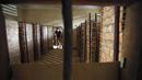 Seorang wisatawan memasuki ruang penjara Khmer Merah Tuol Sleng yang kini menjadi Museum Genosida di Phnom Penh, (5/8/2014). (REUTERS/Damir Sagolj)