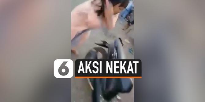 VIDEO: Viral, Istri Rusak Motor Suami dengan Palu