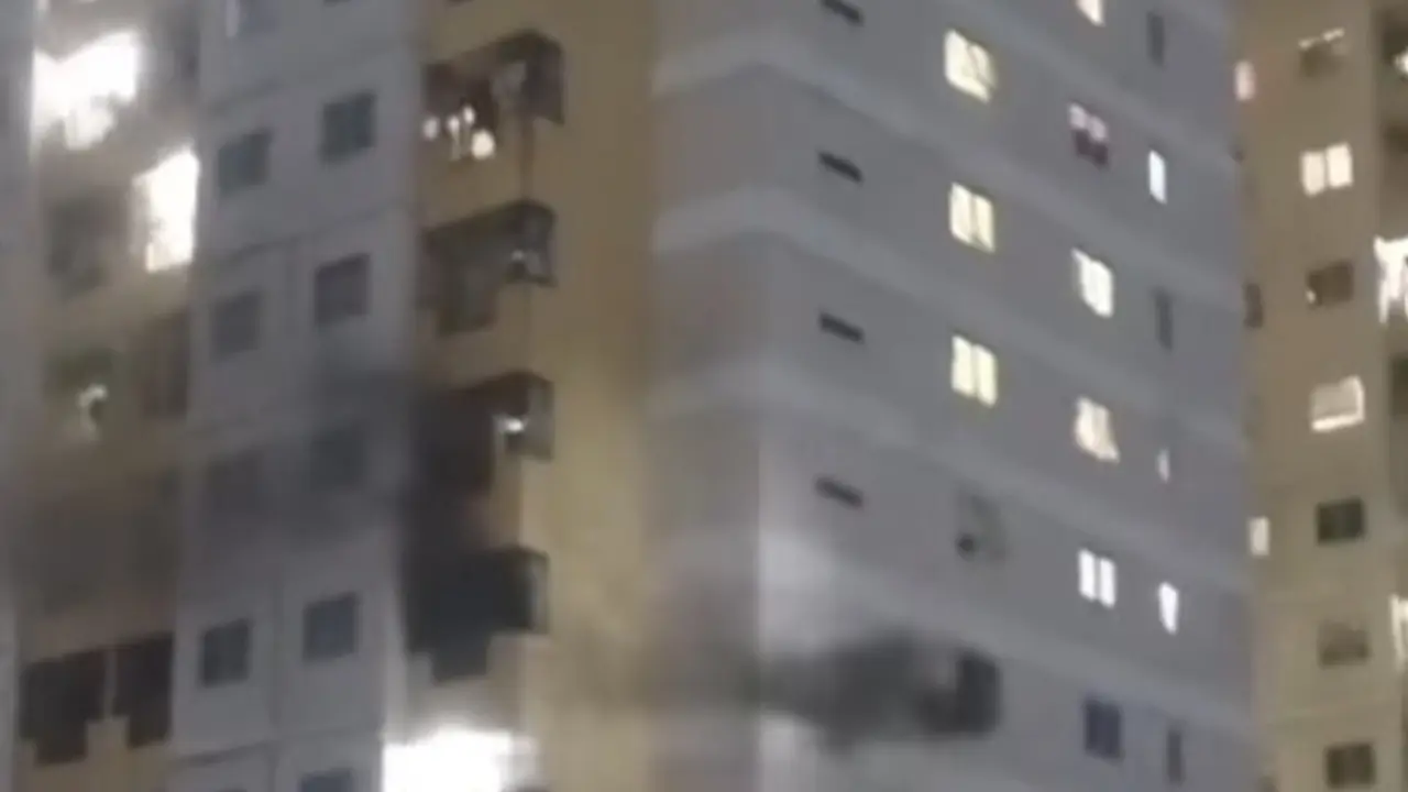 Kebakaran melanda Apartemen Teluk Intan di Jalan Teluk Intan RT. 07 RW. 16, Pejagalan, Penjaringan, Jakarta Utara.