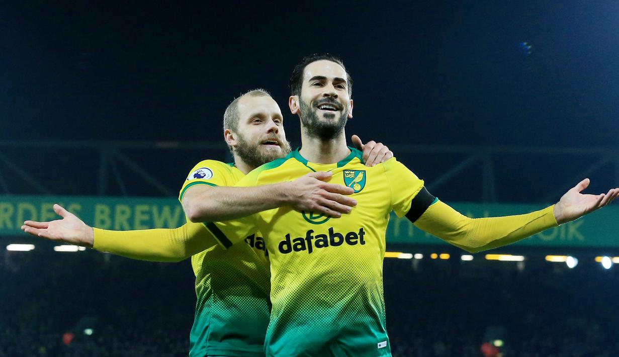 Pemain Norwich City, Mario Vrancic, melakukan selebrasi usai membobol gawang Tottenham Hotspur pada laga Premier League 2019 di Stadion Carrow Road, Sabtu (28/12). Kedua tim bermain imbang 2-2. (AFP/Lindsey Parnaby)