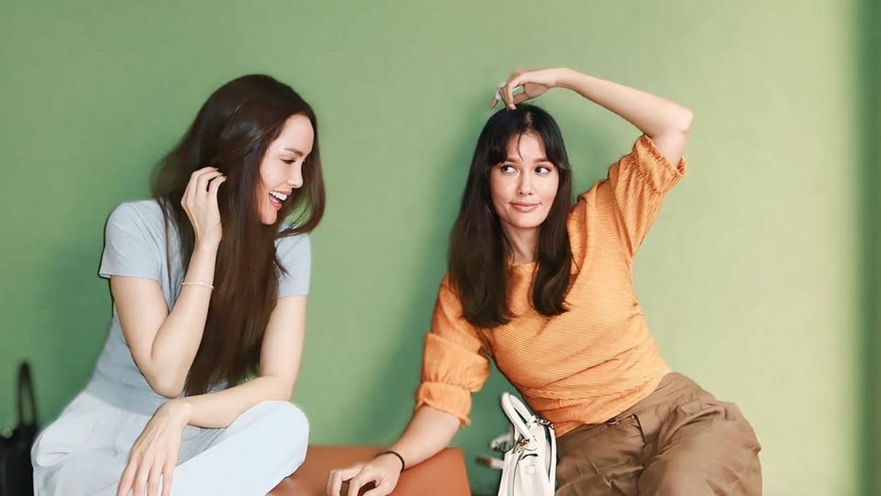 7 Potret Kekompakan Cathy Sharon dan Titi Radjo Padmaja, Bestie Sejati Penuh Pesona