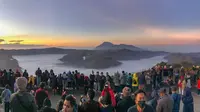 Gunung Penanjakan spot utama melihat sunrise Bromo. (Dok: Instagram @penanjakan https://www.instagram.com/p/CIR3pYAByMd/?igsh=MTM5M3NzajdtejJvZA==)