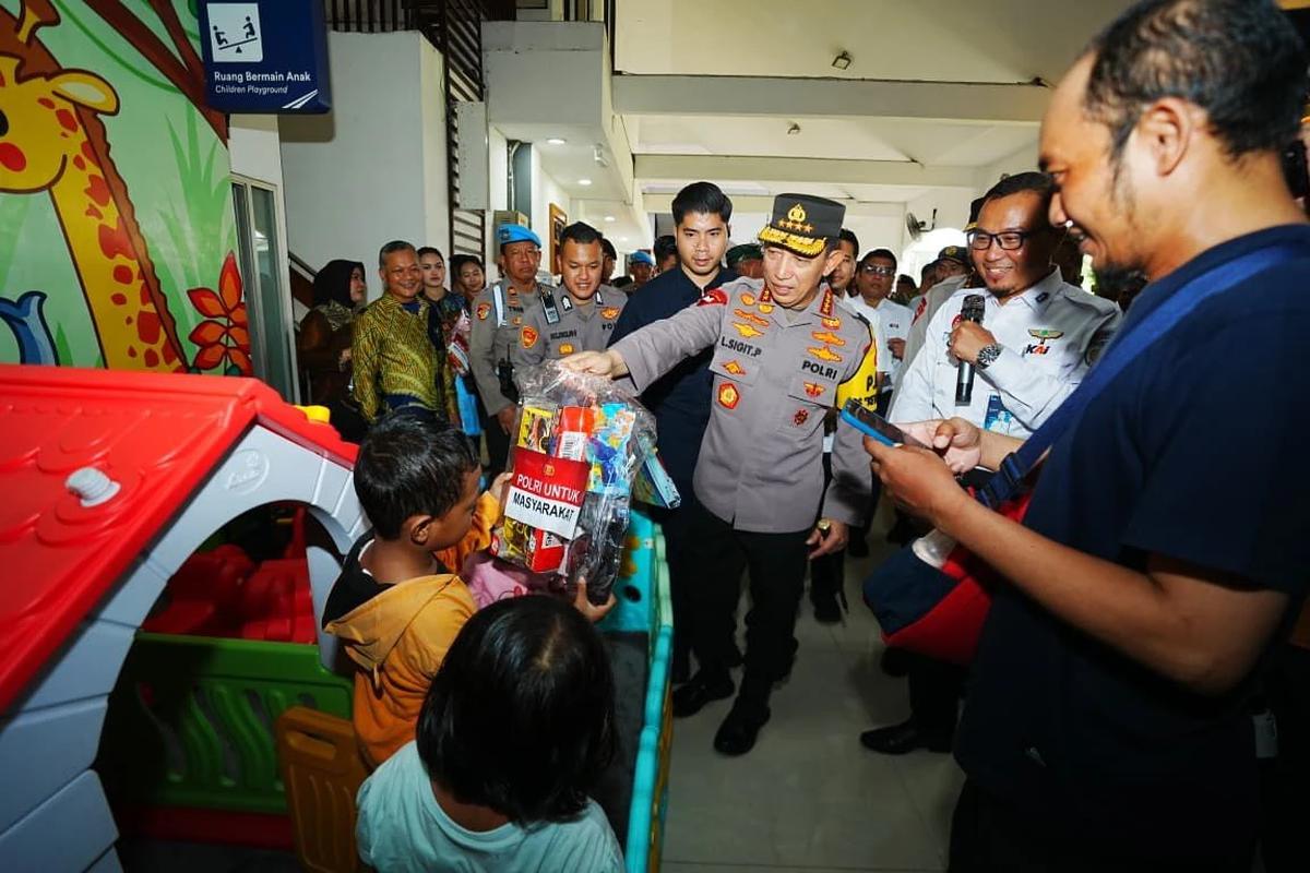 FOTO: Kapolri Tinjau Langsung Kesiapan Transportasi Jelang Puncak Mudik di Surabaya