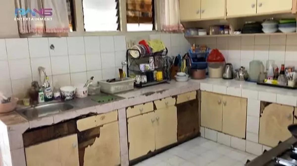 Seluas 1.000 Meter, 5 Potret Dapur Sederhana Rumah Masa Kecil Raffi Ahmad - Perabot Jadul & Masih Pertahankan Keasliannya