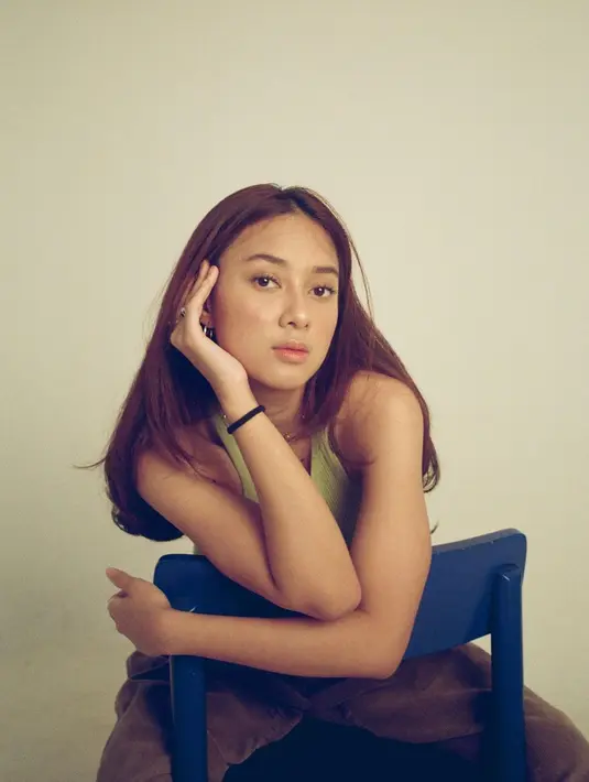 Rahmania juga sering membagikan gayanya yang kasual dan menarik untuk ditiru. Di sini, ia mengenakan tank top hijau yang dipadukannya dengan celana corduroy cokelat. [Foto: Instagram/rahmaniaastrini]