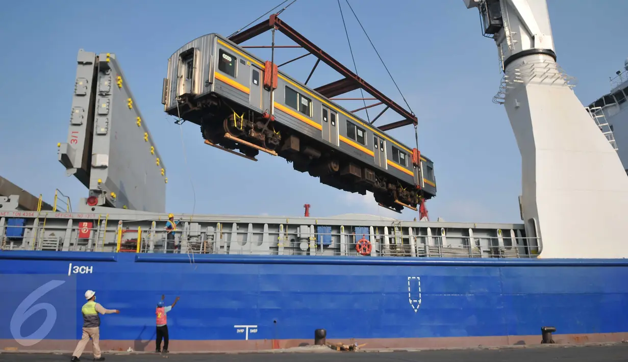 Gerbong KRL diturunkan dari kapal menggunakan alat berat setibanya di Pelabuhan Tanjung Priok, Jakarta, Rabu (6/1). Kedatangan gerbong KRL ini menandai akhir program pengadaan 120 kereta PT KAI Commuter Jabodetabek tahun 2015 (Liputan6.com/Gempur M Surya)