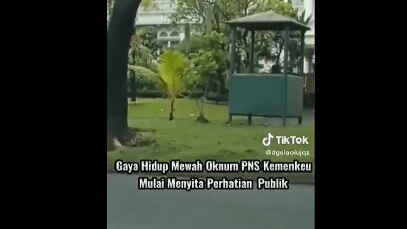 Satu per satu gaya hedon pejabat di lingkungan Kementerian Keuangan kembali dilucuti. Kali ini, seorang Kepala Bea Cukai Makassar, Andhi Pramono.