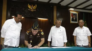Jaksa Agung, HM Prasetyo (kiri) menyaksikan penandatanganan berkas eksekusi barang rampasan Jalan Tol Lingkar Luar Seksi Pondok Pinang-Jagorawi di Jakarta, Rabu (16/3/2016). Eksekusi berdasar SK MA No: 720K/Pid/2001. (Liputan6.com/Helmi Fithriansyah)