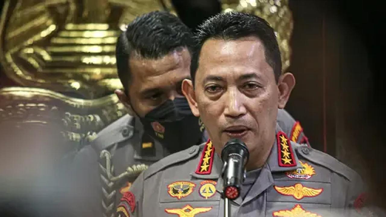Saat menghadiri konferensi pers Rancangan APBN dan Nota Keuangan 2024, Kapolri Jenderal Listyo Sigit Prabowo mengucapkan rasa terima kasih gaji PNS TNI/Polri naik 8 persen di tahun depan.