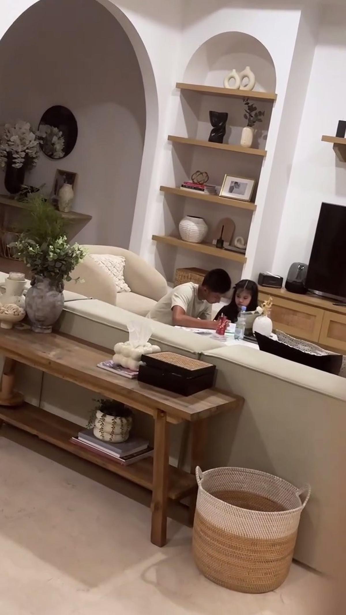Kini Jadi Saudara, Momen Dhofin Anak Ibnu Jamil Temani Yaya Putri Ririn Ekawati Belajar - Sweet