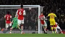 Crystal Palace akhirnya unggul 2-1 pada menit ke-73. Serangan balik The Eagles dituntaskan dengan sepakan Odsonne Edouard (kanan) yang gagal dihalau Aaron Ramsdale. (AFP/Glyn Kirk)