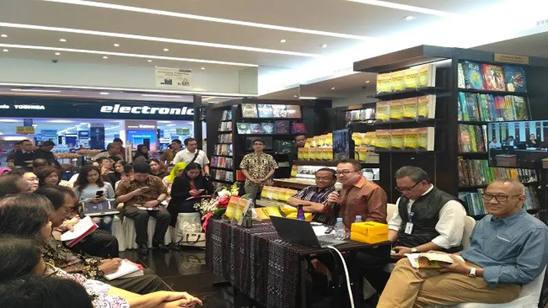 Rhenald Kasali meluncurkan buku Tomorrow is Today di Periplus Pondok Indah Mall Jakarta, Rabu (8/11/2017).(Liputan6.com/Achmad Dwi Apriyadi)