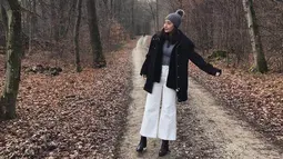 Di look yang terakhir, Tata memakai outfit yang lebih feninim dengan jaket denim, dress, tas, dan sneakers berwarna putih. (Liputan6.com/IG/@tatjanasaphira)