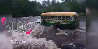 Penuh dengan Anak-anak, Bus Sekolah Ini Hanyut dan Tenggelam