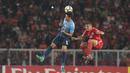 Duel pemain Persija Jakarta, Rezaldi Hehanussad an pemain JDT pada laga Piala AFC 2018 di Stadion Utama Gelora Bung Karno, Jakarta, Selasa (10/4/2018). Persija Jakarta menang 4-0.  (Bola.com/Nick Hanoatubun)