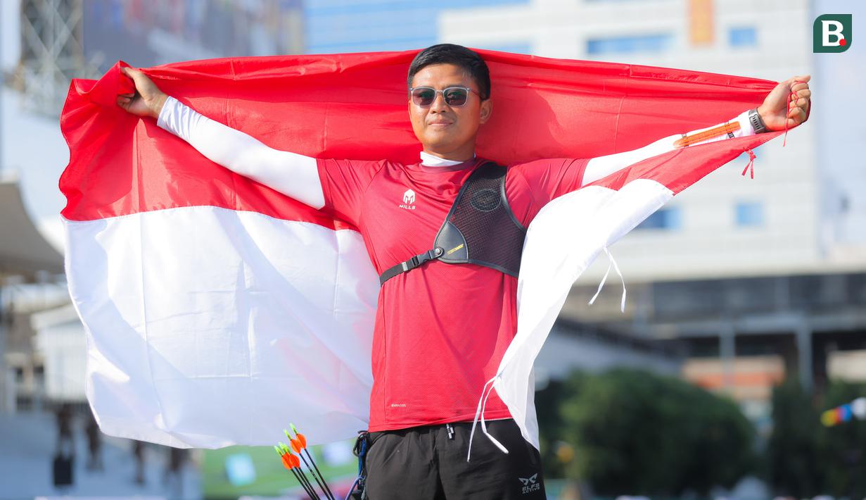 Riau Ega Agata Salsabilla sukses mempersembahkan medali emas keempat dari cabor panahan nomor recurve pada ajang SEA Games 2025 yang berlangsung di Bangkok, Thailand hari Rabu (17/12/2025). (Bola.com/Bagaskara Lazuardi)