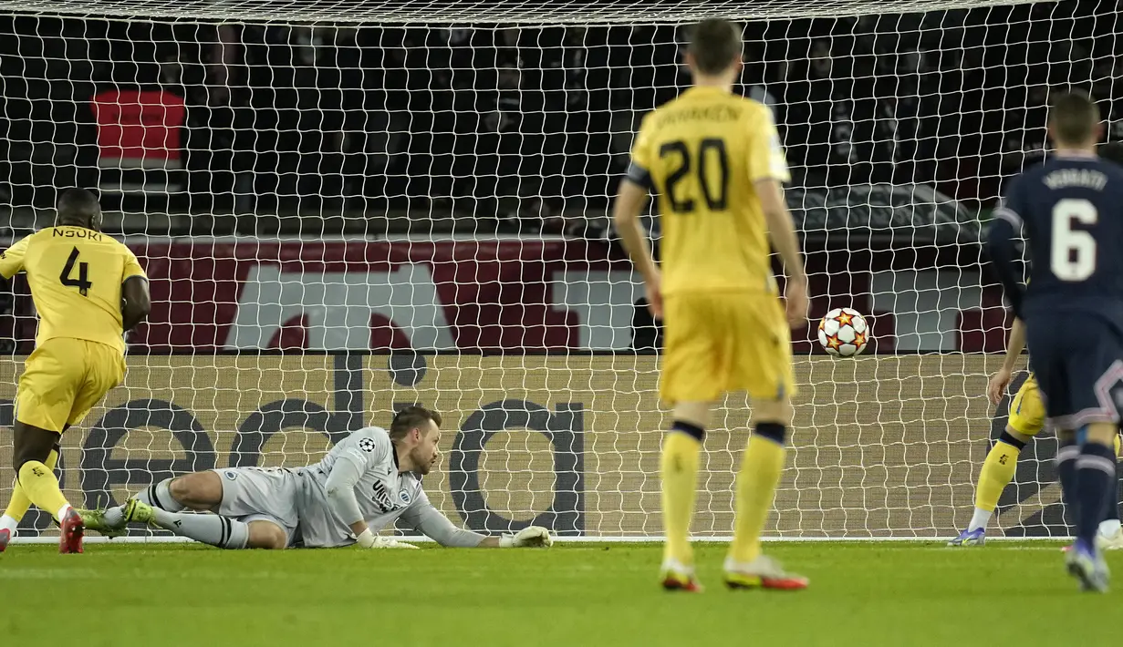 Club Brugge. Klub asal Belgia ini menjadi juru kunci Grup A Liga Champions 2021/2022 setelah di laga terakhir kalah 1-4 dari PSG. Uniknya, kebobolan 4 gol tersebut merupakan yang keempat kali secara beruntun mereka dapatkan di fase grup. Total mereka kebobolan 20 gol. (AP/Christophe Ena)