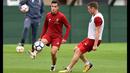 Pemain Liverpool, Philippe Coutinho (kiri) saat berlatih bersama rekannya Jordan Henderson di Melwood Training Ground, Liverpool (7/9/2017). Latihan ini jelang melawan Manchester City pada pekan keempat Premier League. (Photo/Liverpoolfc)