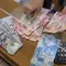 Petugas menghitung uang rupiah di penukaran uang di Jakarta, Senin (9/11/2020). Nilai tukar rupiah terhadap dolar AS bergerak menguat pada perdagangan di awal pekan ini Salah satu sentimen pendorong penguatan rupiah kali ini adalah kemenangan Joe Biden atas Donald Trump. (Liputan6.com/Angga Yuniar)