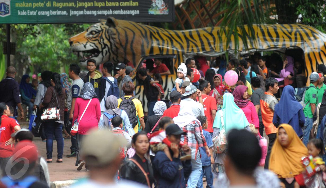 Suasana kepadatan pengunjung di dalam Ragunan, Jakarta, Minggu (25/12). Ragunan masih menjadi tempat favorit warga untuk mengisi libur panjang. (Liputan6.com/Helmi Afandi)
