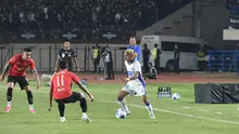 Persib Bandung memastikan langkah ke semifinal Piala Presiden 2026 setelah mengalahkan DPMM FC dengan skor tipis 1-0 pada laga kedua Grup A di Stadion Si Jalak Harupat, Soreang, Kabupaten Bandung, Selasa (28/7/2026) malam WIB. (Bola.com/Erwin Snaz)