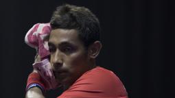 Petenis meja Indonesia, David Jacobs, mengusap keringat saat tampil pada Asian Para Games cabang tenis meja TT 10 di Ecovention Ancol, Jakarta, Selasa (9/10/2018). (Bola.com/Vitalis Yogi Trisna)