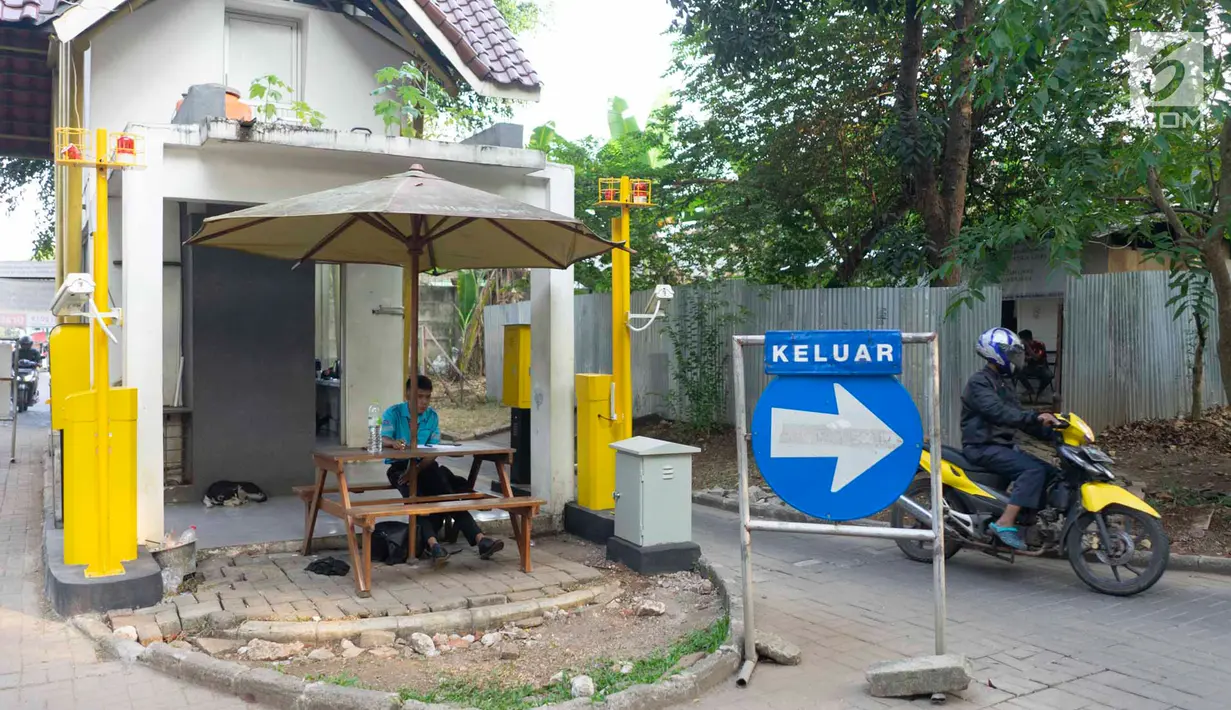Pengendara motor melintasi akses pintu masuk dan keluar Universitas Indonesia di Depok, Jawa Barat, Selasa (16/7/2019). Penerapan uji coba sistem masuk parkir UI berbayar yang menyebabkan kemacetan panjang membuat gerbang tiket pembayaran kembali dinonaktifkan. (Liputan6.com/Immanuel Antonius)