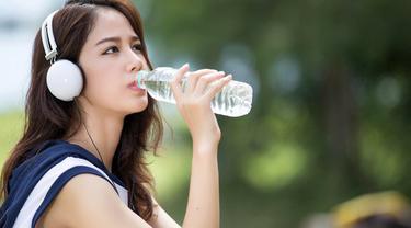 5 Cara Bikin Ingat Terus Minum Air Putih Bye Dehidrasi