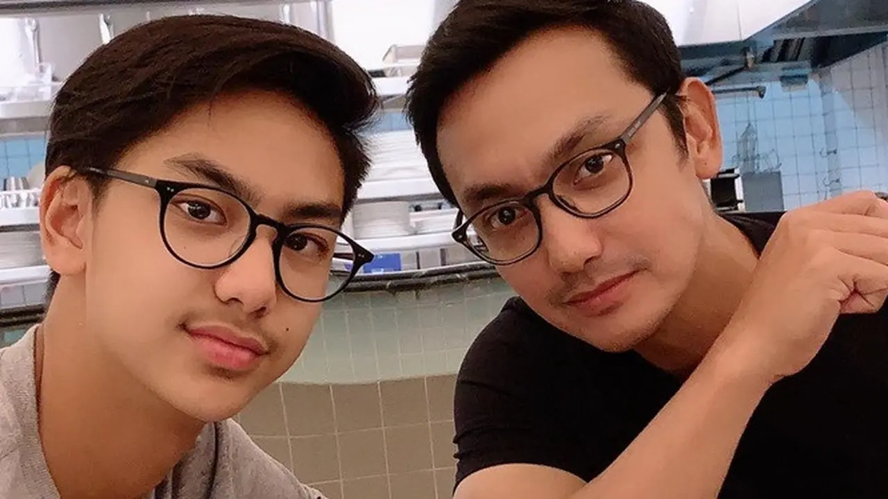 Bak Kakak Adik, Ini 7 Gaya Kompak Gunawan Sudrajat dan Putra Sulungnya