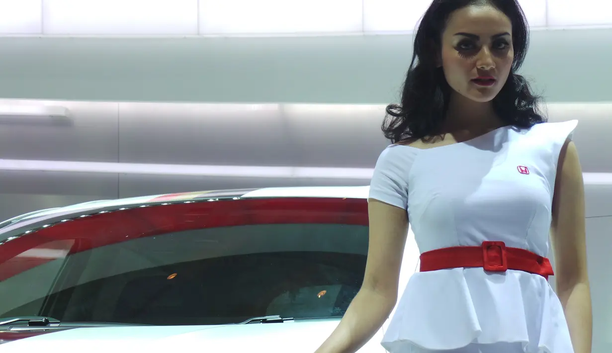 Kiprah para perempuan berparas cantik selalu menyegarkan tiap pameran otomotif digelar.