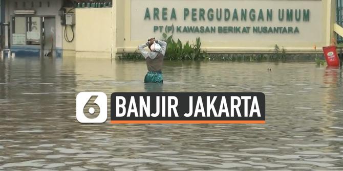 VIDEO: KBN Banjir, Karyawan ke Kantor Gunakan Perahu Karet