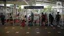 Sejumlah calon penumpang menjalani tes swab PCR di Stasiun Pasar Senen, Jakarta, Jumat (24/12/2021). PT Kereta Api Indonesia (Persero) atau KAI menghadirkan layanan tes PCR seharga Rp 195.000 di sejumlah stasiun selama periode Natal dan Tahun Baru mulai 23 Desember 2021. (Liputan6.com/Faizal Fanani)