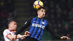 Duel pemain Inter Milan, Joao Cancelo (kanan) saat berebut bola dengan pemain Benevento, Gaetano Letizia (kiri) pada lanjutan Serie A Italia di San Siro stadium, Milan, (24/2/2018). Inter menang 2-0. (AFP/Marco Bertorello)