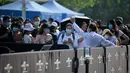 Warga antre untuk memasuki taman hiburan Universal Studios Beijing saat uji coba khusus undangan di Beijing, China, Rabu (1/9/2021). Universal Studios Beijing akan dibuka untuk umum pada 20 September 2021. (Noel Celis/AFP)
